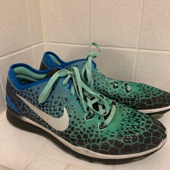 Women’s Nike Free Tennis Shoes size 10 - Picture 2 of 4